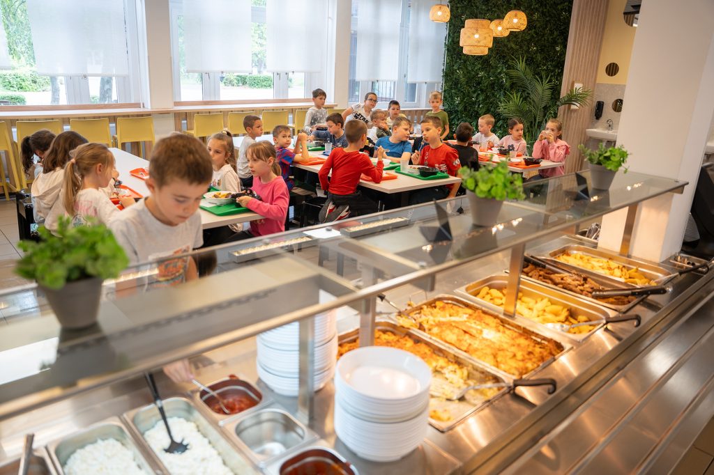 Önkiszolgáló étkezés a Gloriett Általános Iskolában